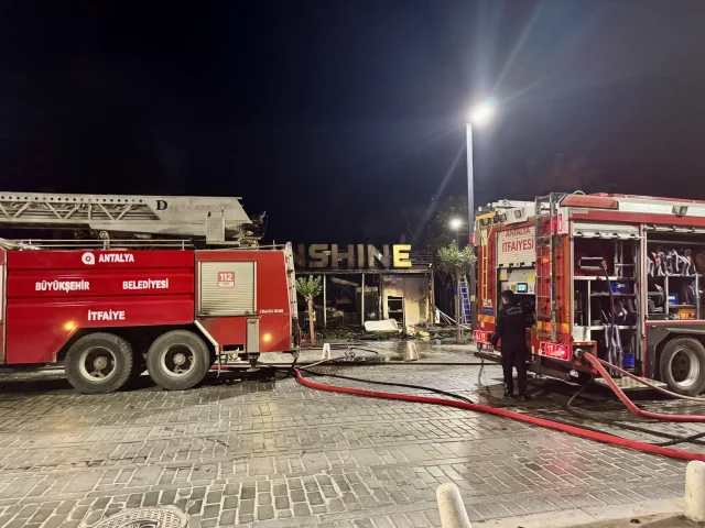 Antalya'da sahildeki kafede çıkan yangın söndürüldü