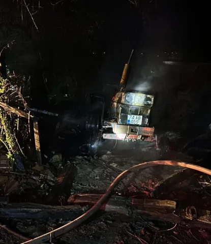 Bartın'da yıldırım isabet eden 2 araç kullanılamaz hale geld...