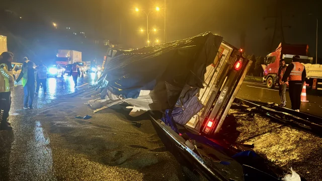 Anadolu Otoyolu'nda devrilen granül yüklü tırın sürücüsü yar...