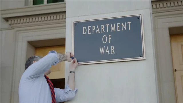 ABD Savunma Bakanlığı binasındaki tabelalar 'Savaş Bakanlığı...
