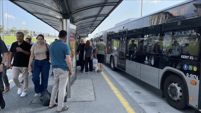 Zeytinburnu'nda metrobüsün çarptığı engelli yolcu hayatını k...