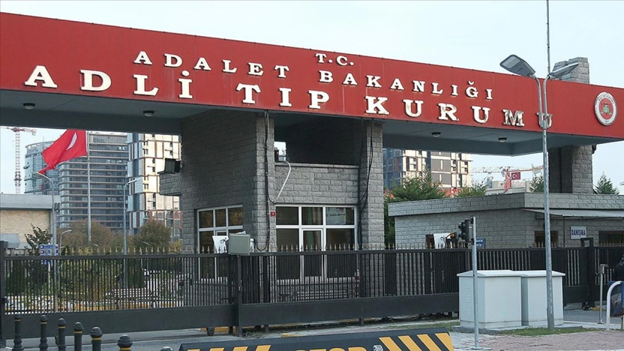 Fatih'te gıda zehirlenmesi şüphesiyle yaşamını yitiren anne ve 2 çocuğunun cenazeleri yakınlarınca alındı