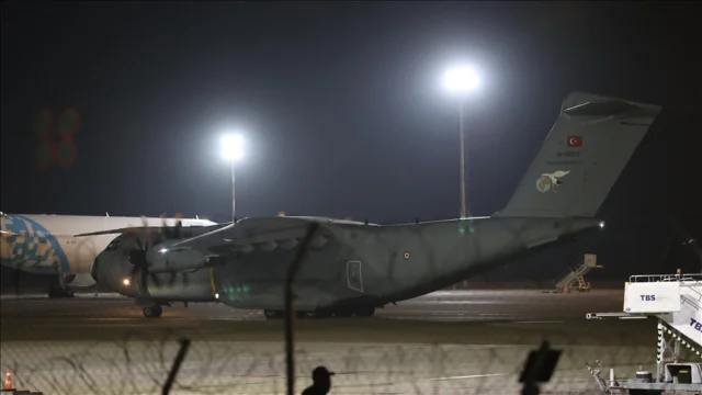 Gürcistan'da düşen askeri kargo uçağı enkazında incelemeler...