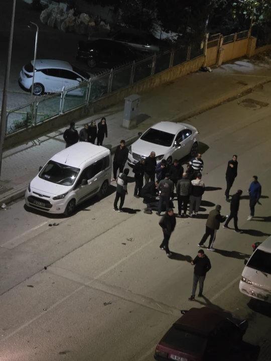 İnegöl'de Motosiklet ile Hafif Ticari Araç Çarpıştı: Sürücü Yaralandı