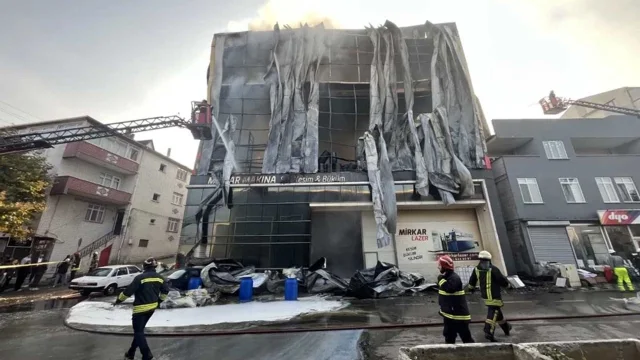 Dilovası'ndaki Kozmetik Fabrikası Yangınında Can Kaybı 7'ye...