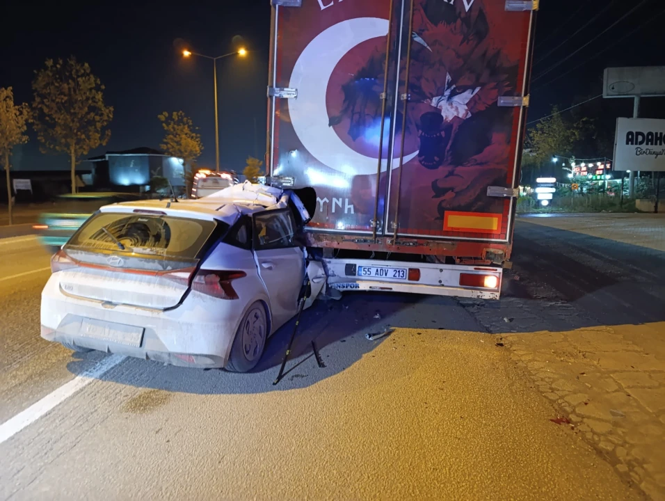 Bursa İnegöl'de Otomobil Park Halindeki Tıra Çarptı