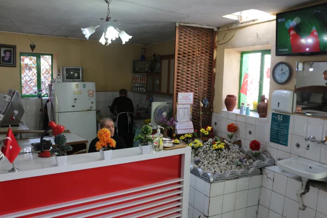 Isparta pide salonundaki isimsiz mezar şaşırtıyor