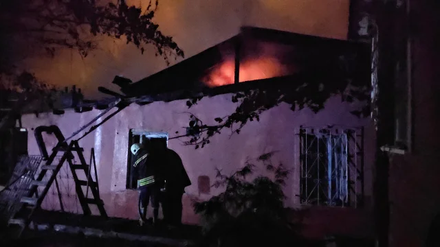 Erzincan'da Müstakil Evde Çıkan Yangında 4 Kişi Kurtarıldı