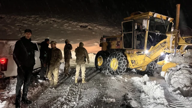 Yüksekova kar ve tipi nedeniyle mahsur kalan 30 kişi kurtarı...