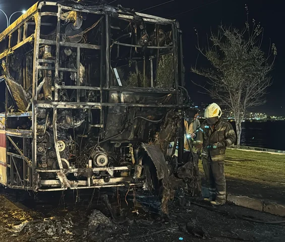 İzmir'de otobüs yangını: Belediye aracı alev aldı