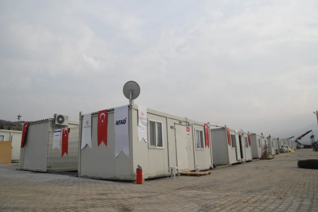 Sındırgı'da evleri hasar gören vatandaşlar geçici yaşam merk...