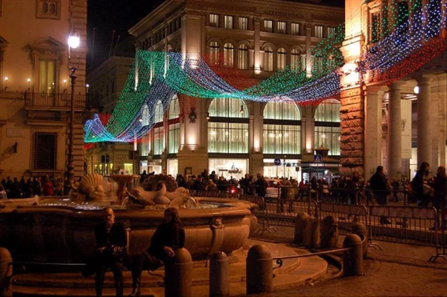 Roma'da Ünlü Lüks Aksesuar Markasının Mağazası Soyuldu