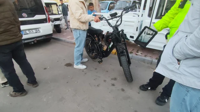 Aksaray'da elektrikli bisiklet kazası kameraya yansıdı