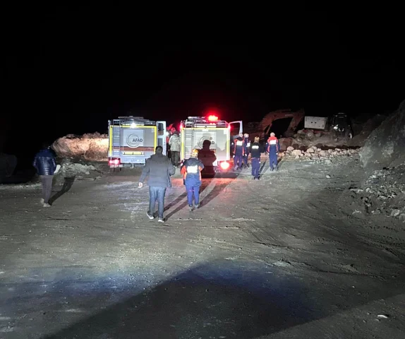 Sivas'ta maden ocağı göçüğü: Şantiye müdürü mahsur