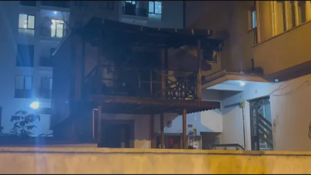 Sultanbeyli ev yangını: 2 katlı ev çatısı alev alev yandı