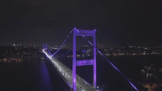 FSM Köprüsü mor ışıklarla Dünya Prematüre Günü'nde aydınlatı...