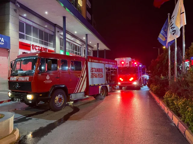 Sultangazi'de 27 Katlı Otelde Gece Yarısı Korkutan Yangın