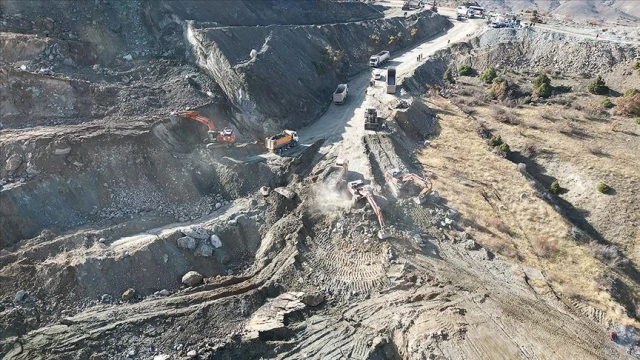 Sivas'taki Maden Ocağında Göçük Arama Çalışmaları Yeniden Ba...