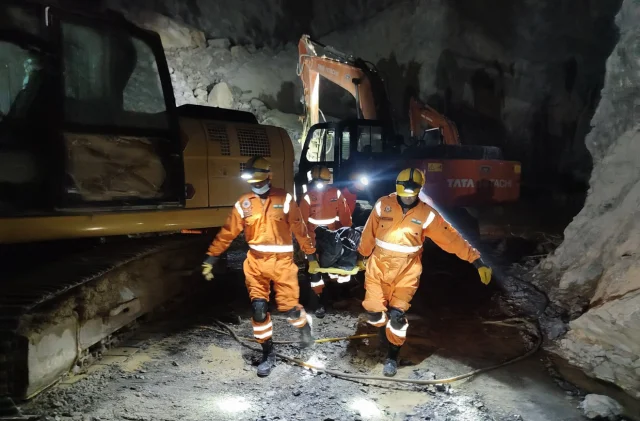 Hindistan'da taş ocağında meydan gelen göçükte hayatını kayb...