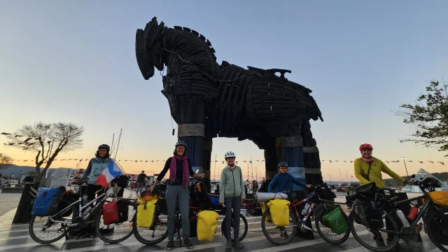 Bisikletle dünya turuna çıkan Fransız ailenin durağı İzmir o...