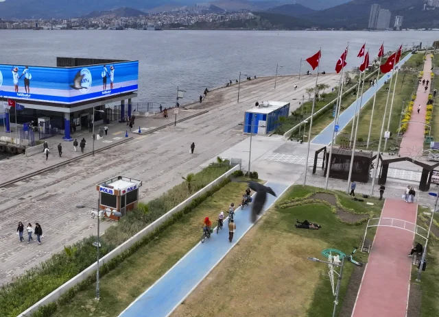 Bisikletle dünya turuna çıkan Fransız ailenin durağı İzmir oldu