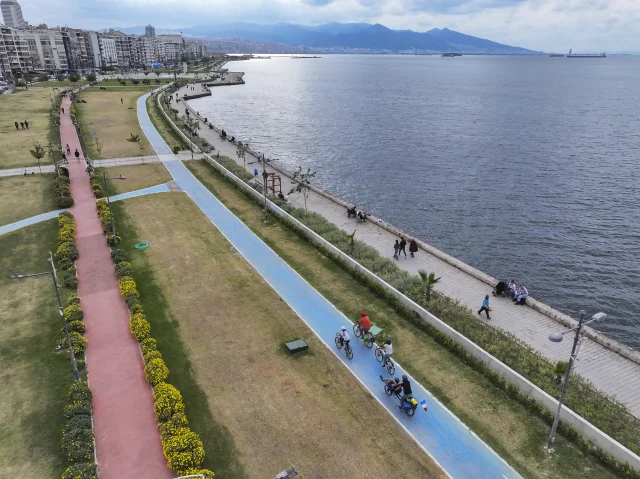 Bisikletle dünya turuna çıkan Fransız ailenin durağı İzmir oldu
