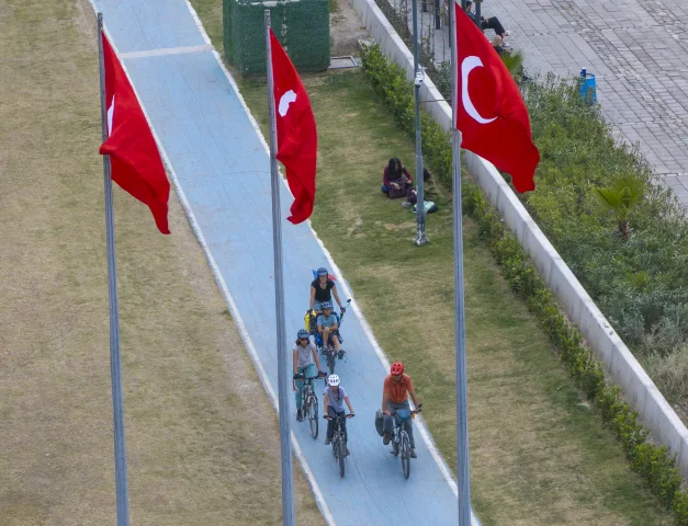 Bisikletle dünya turuna çıkan Fransız ailenin durağı İzmir oldu