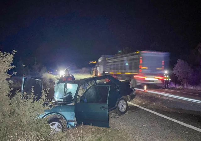 Uşak'ta kepçeyle çarpışan otomobilde baba hayatını kaybetti,...