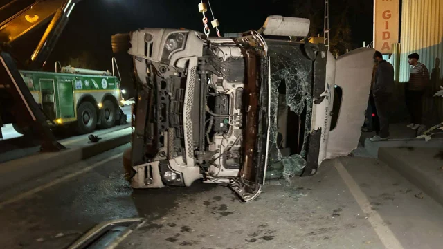 Eyüpsultan mıcır kamyonu kazası: Şoför yaralandı