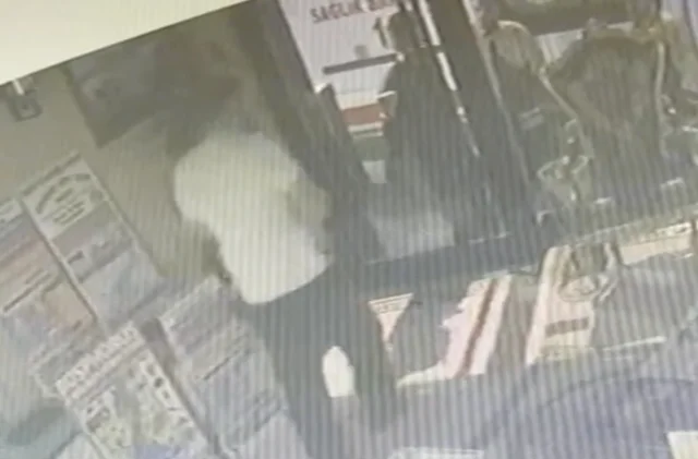 Fatih'te otel faciası: Ailenin kapıyı kırmaya çalıştığı anla...