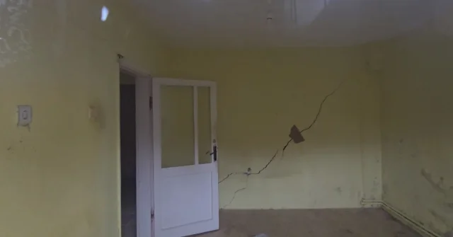 Beykoz'da duvarlarında çatlak oluşan binalar tahliye edildi