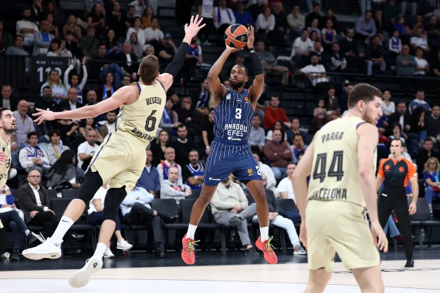 Anadolu Efes Barcelona'yı 74-73 Mağlup Etti