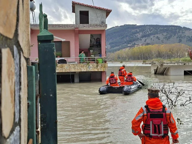 Arnavutluk'ta meydana gelen selden etkilenenler tahliye edil...