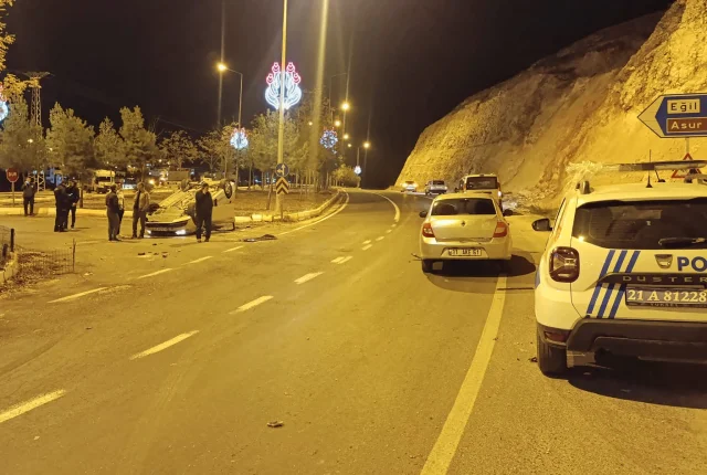 Diyarbakır'da İki Otomobil Çarpıştı: 2 Kişi Yaralandı