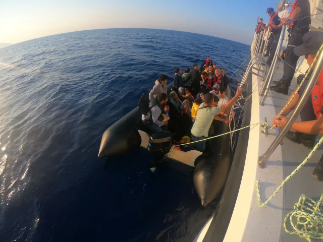 İzmir'de Sahil Güvenlik Operasyonu: 70 Düzensiz Göçmen Yakal...