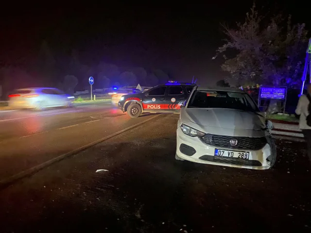 Antalya Serik'te Kaza: Otomobil Yayalara Çarptı