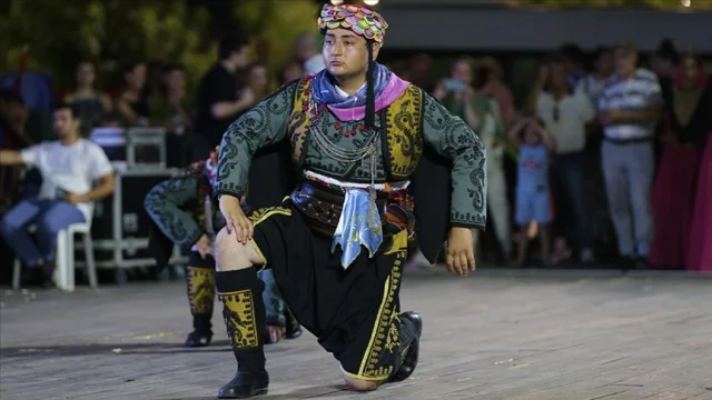 Erbil'de Türk halk müziği konseri ve Zeybek gösterisi büyük...
