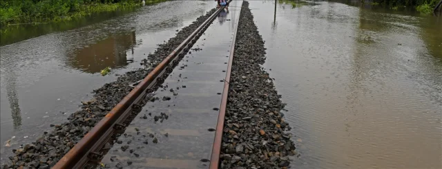 Endonezya'da Toprak Kayması Faciasında Ölü Sayısı 30'a Yükse...