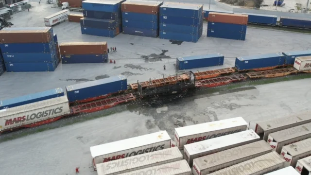 Küçükçekmece'de TIR dorsesi alev aldı, itfaiye müdahale etti