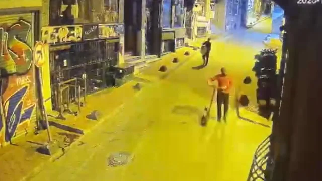 Beyoğlu'nda skuter hırsızlığı kameraya yakalandı