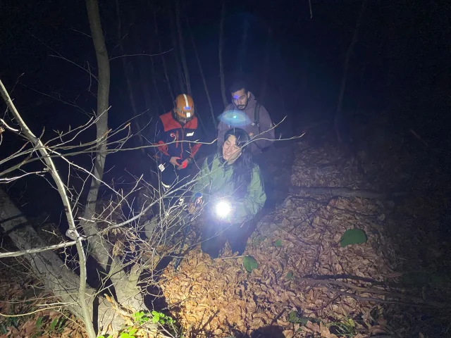 Bursa Kestel'de ormanlık alanda mahsur kalan 2 kişi kurtarıl...