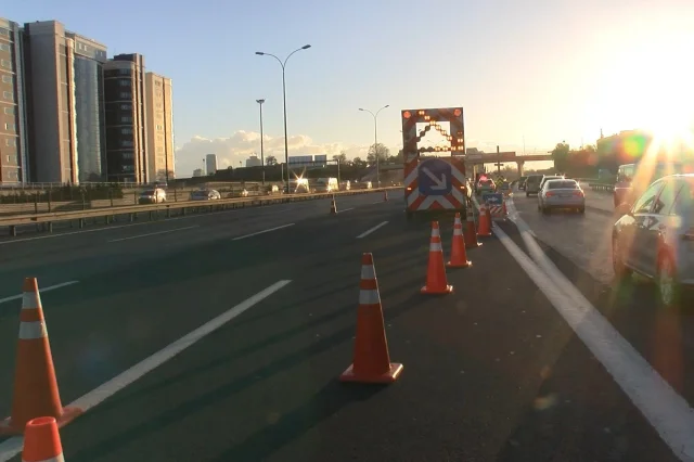 Kars-Ardahan Yolunda Tır Devrildi: Güzergah Trafiğe Kapandı