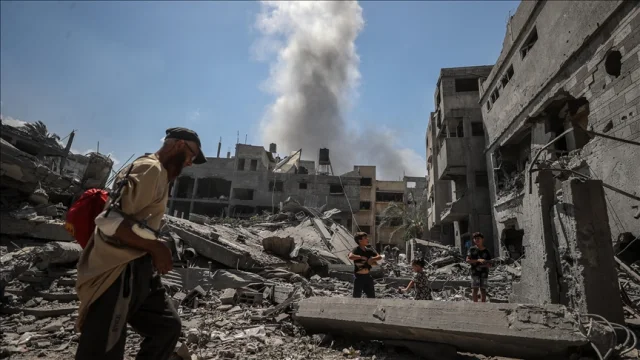 İsrail'in ateşkese rağmen Gazze'de sürdürdüğü saldırılarda 4...