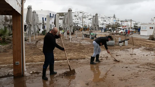 Batı Yunanistan'da olumsuz hava koşulları nedeniyle olağanüs...