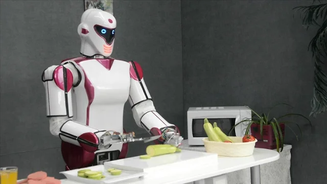 Çin'de bir şirketin ürettiği insansı robot yürüyüş rekoru kı...