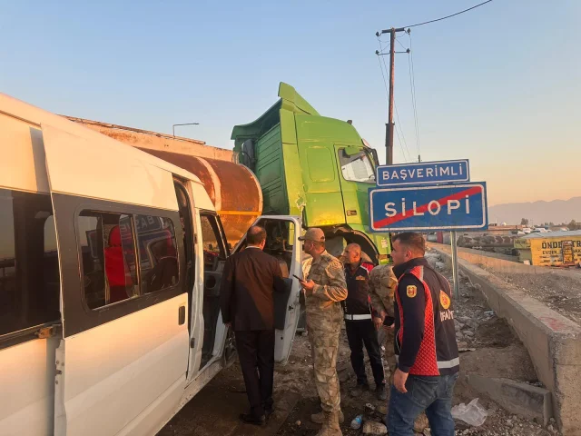 Silopi öğrenci servisi kazası: Tankerle çarpıştı 14 yaralı