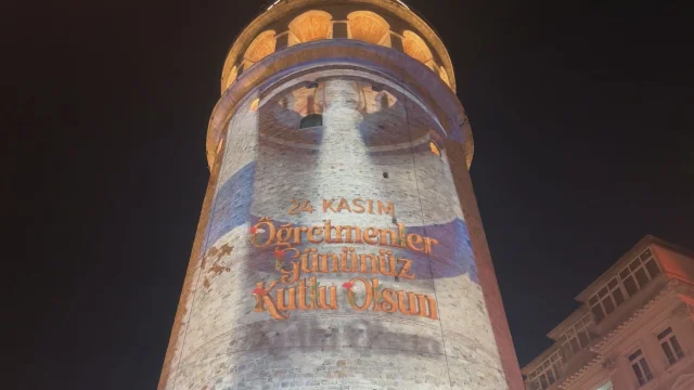 İstanbul Galata Kulesi'nde Öğretmenler Günü ışık gösterisi