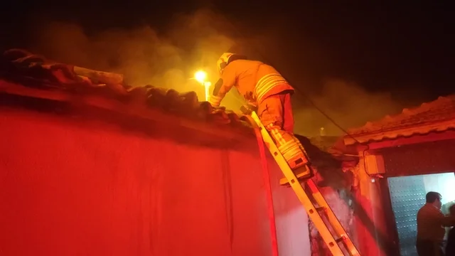 Manisa Kırkağaç'ta Müstakil Evde Yangın Çıktı: 3 Kişi Kurtar...