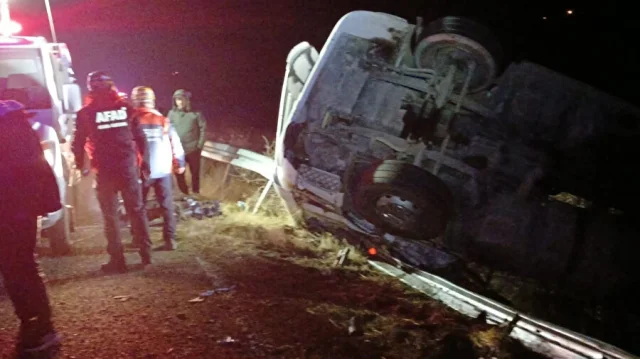 Elazığ Sivrice'de Kamyon Devrildi: Sürücü Yaralandı