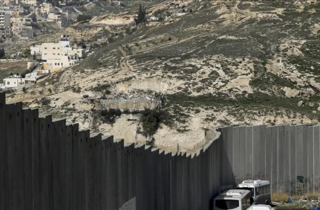 Batı Şeria'daki şiddetli yağış, Ayrım Duvarı'nın bir kısmını...